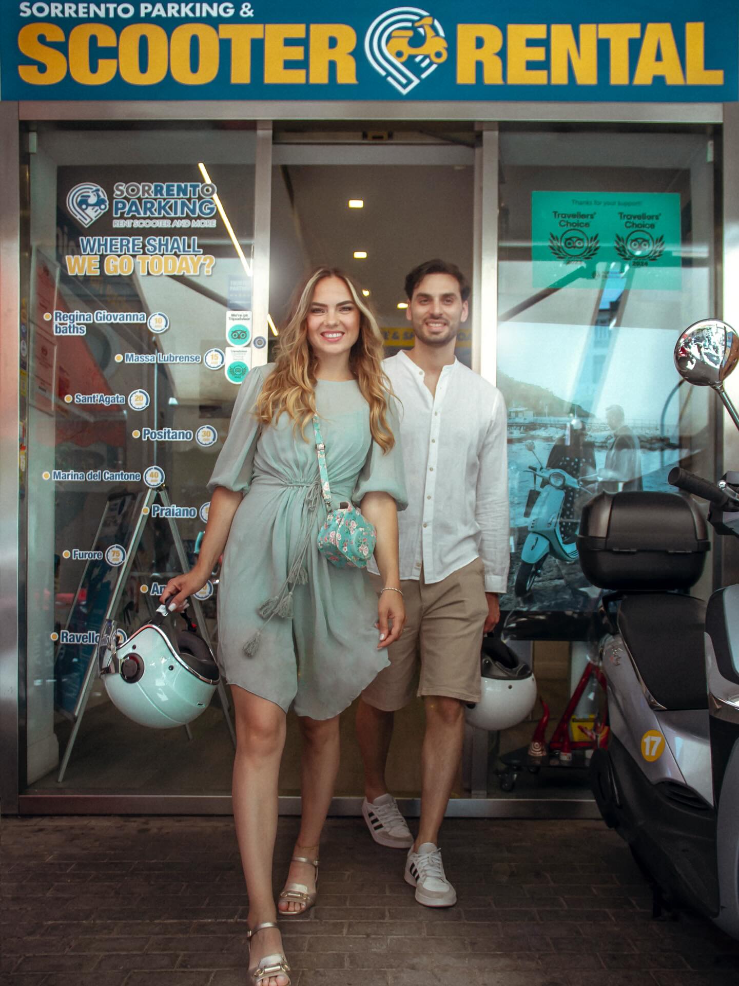 coppia che sta uscendo dal ufficio di SP Rent Sorrento